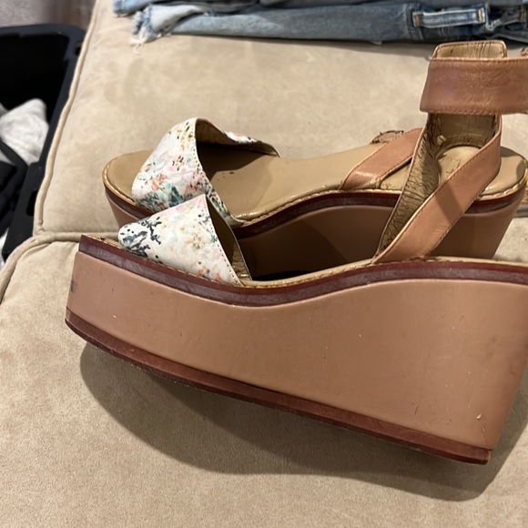 Sandal - Picture 2 of 3